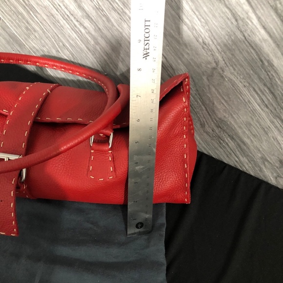 💥SOLD💥🌺Authentic Fendi Baguette Handbag in Red Leather🌺 - Picture 4 of 17